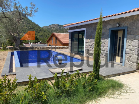 Bodrum'da doğal taştan yapılmış modern bir iç mekana sahip kır evi