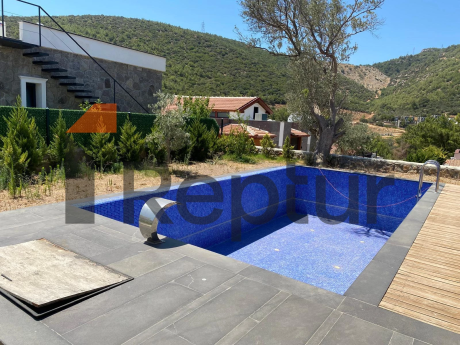 Bodrum'da doğal taştan yapılmış modern bir iç mekana sahip kır evi