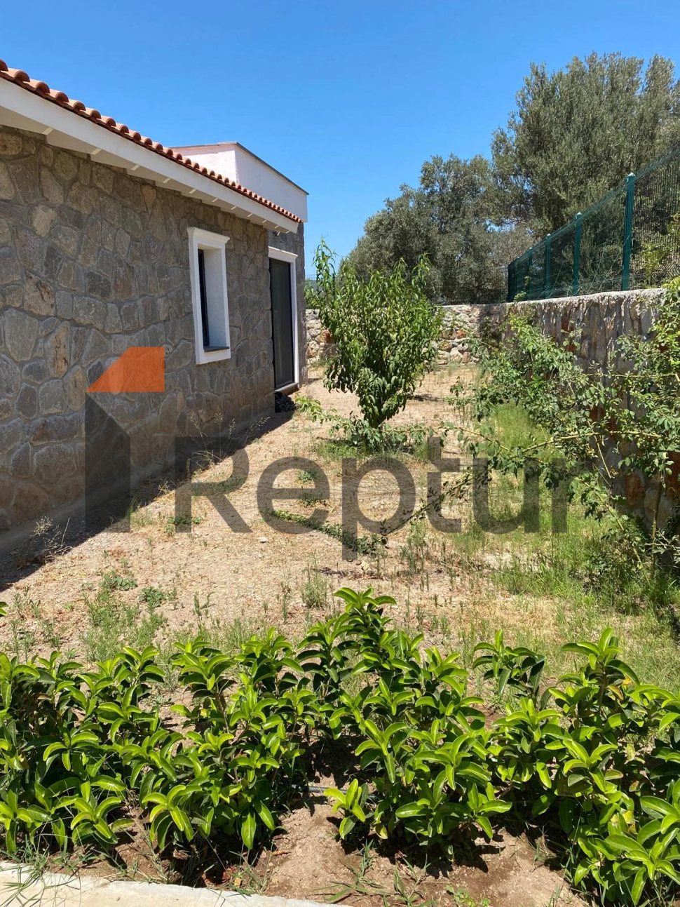 Bodrum'da doğal taştan yapılmış modern bir iç mekana sahip kır evi