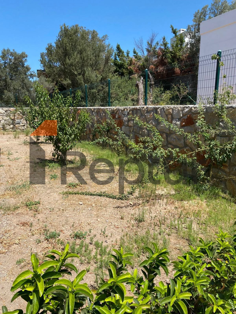 Bodrum'da doğal taştan yapılmış modern bir iç mekana sahip kır evi