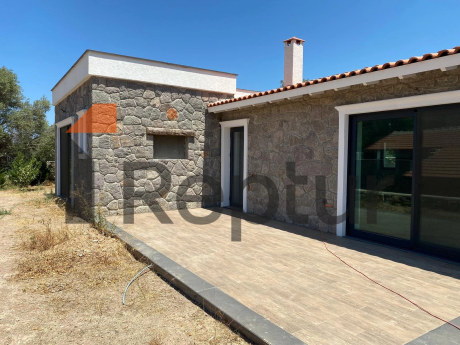Bodrum'da doğal taştan yapılmış modern bir iç mekana sahip kır evi