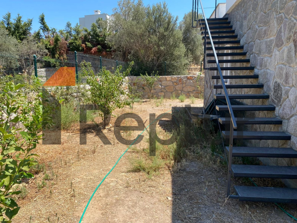 Bodrum'da doğal taştan yapılmış modern bir iç mekana sahip kır evi