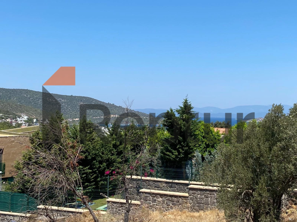 Bodrum'da doğal taştan yapılmış modern bir iç mekana sahip kır evi