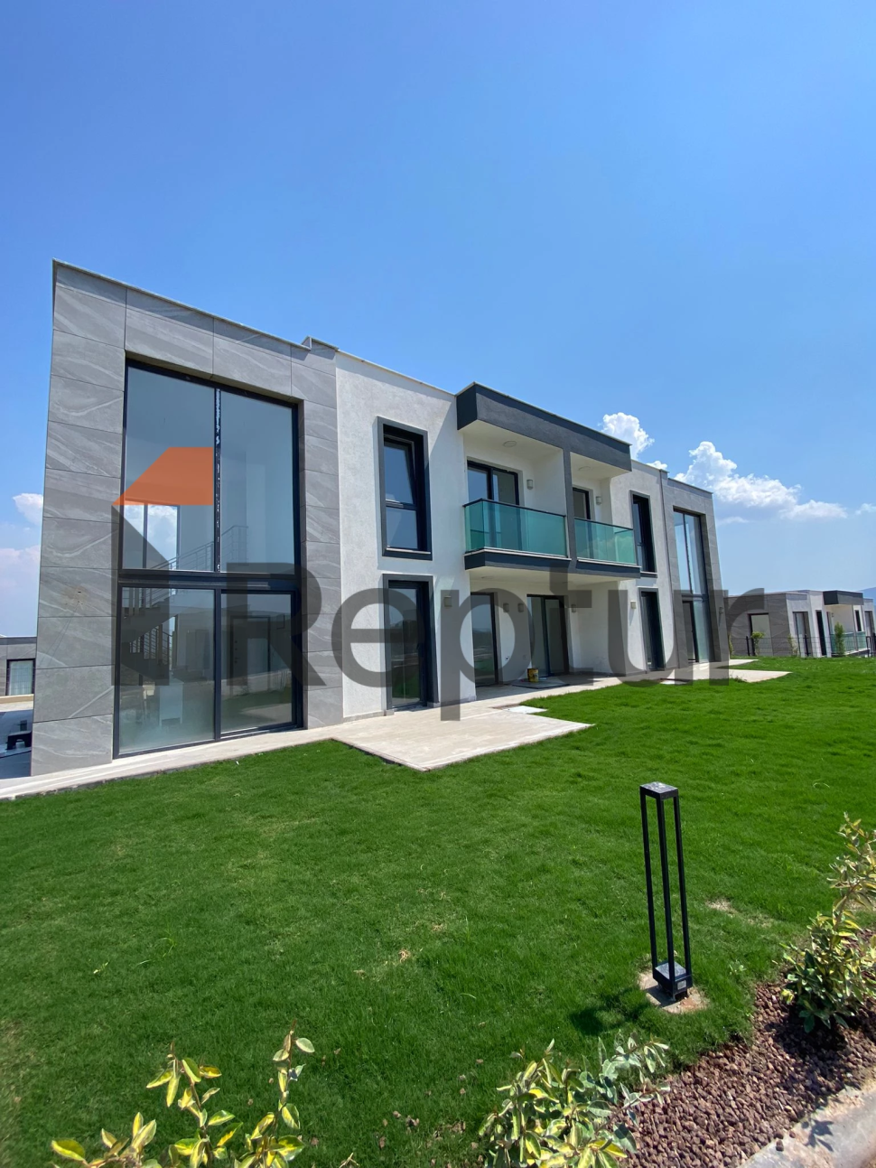 Adabükü'nde deniz manzaralı konforlu proje
